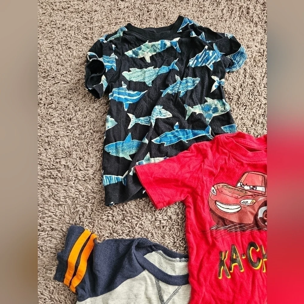 Boys lot clothing there are 6 pieces